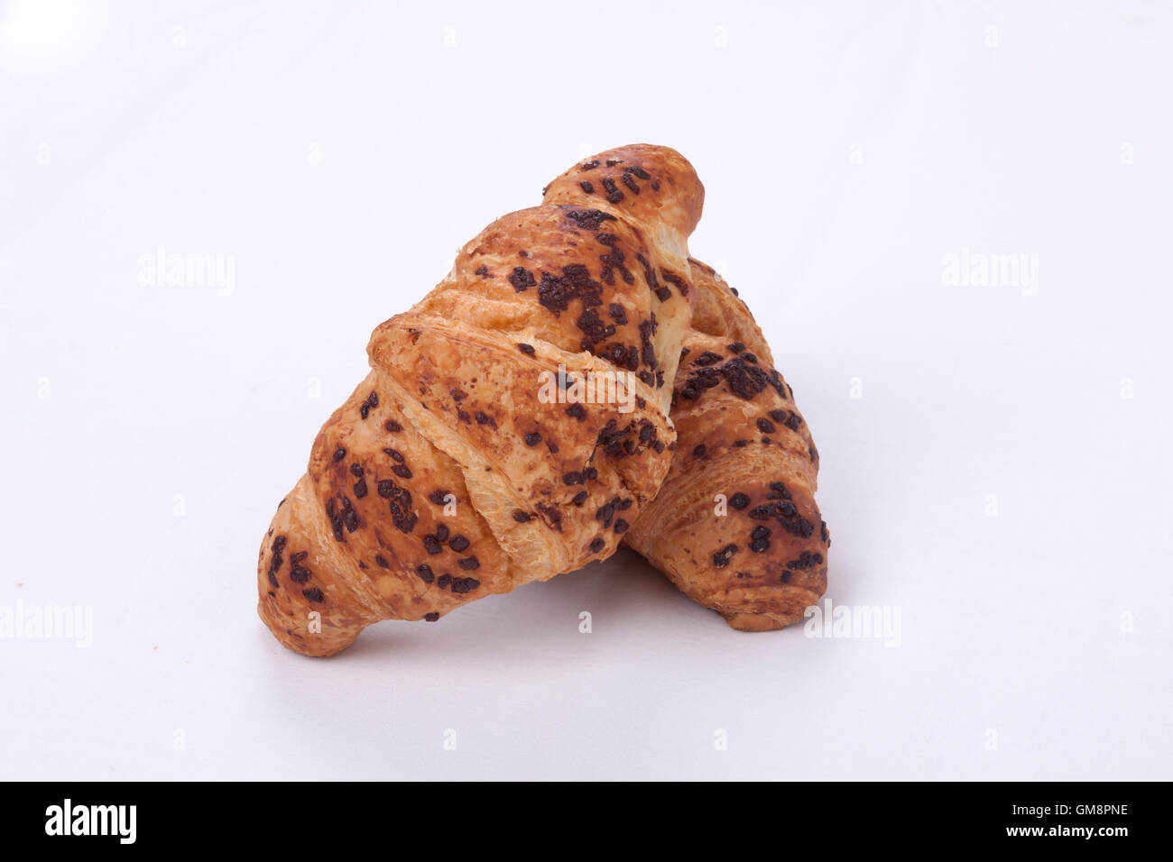 Freschi croissant al cioccolato su sfondo bianco Foto Stock