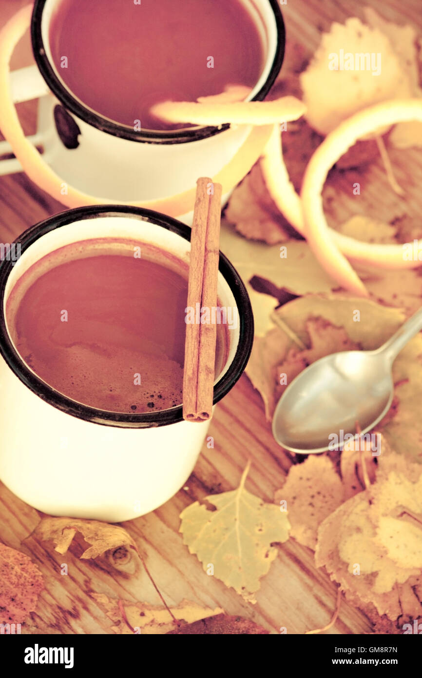 Cioccolata calda nelle tazze bianche Foto Stock