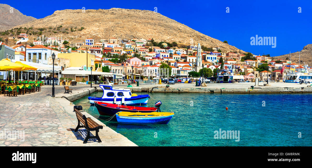 Tradizionale Grecia serie - isola di Chalki con taverne e barche da pesca Foto Stock