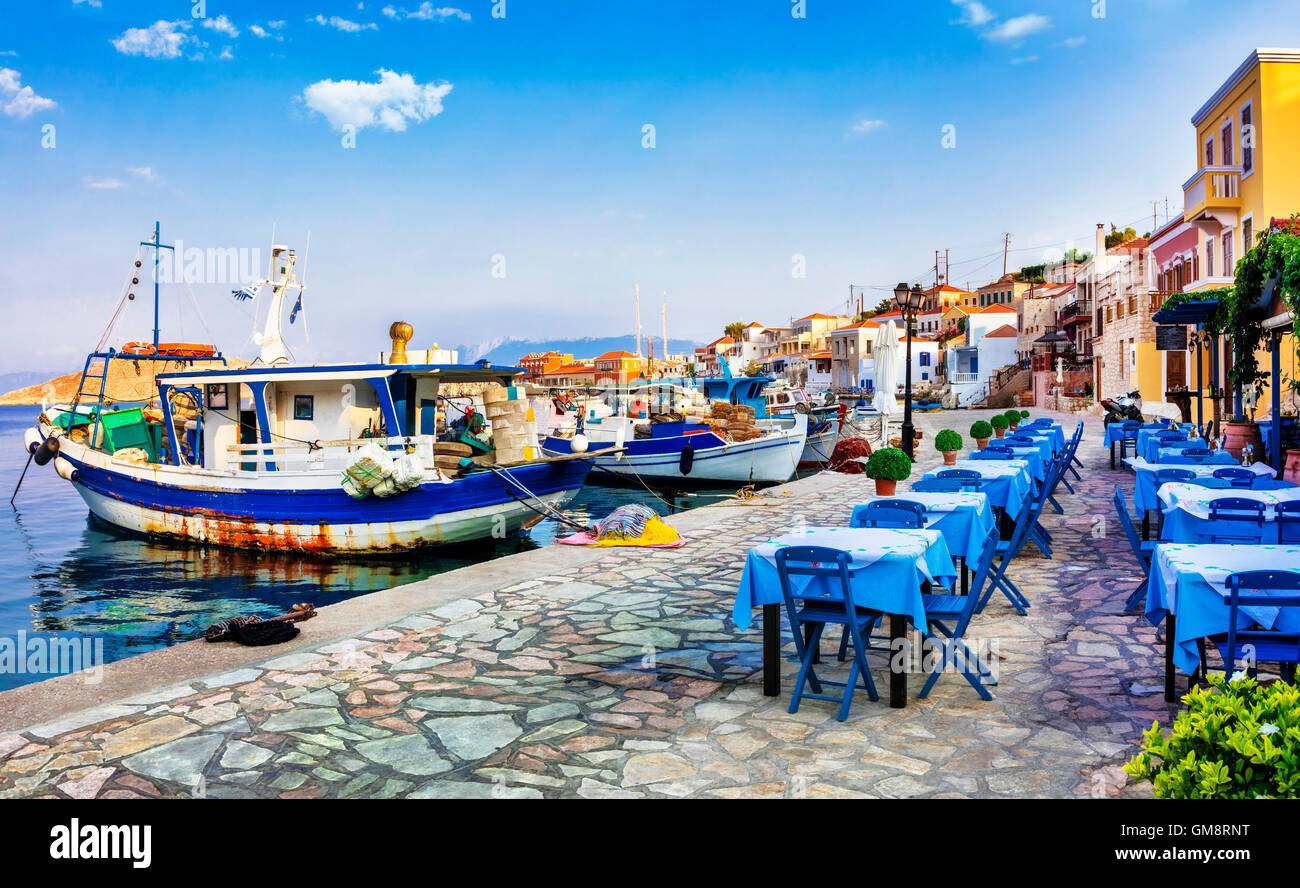 Tradizionale Grecia- Chalki island con taverne e barche da pesca Foto Stock
