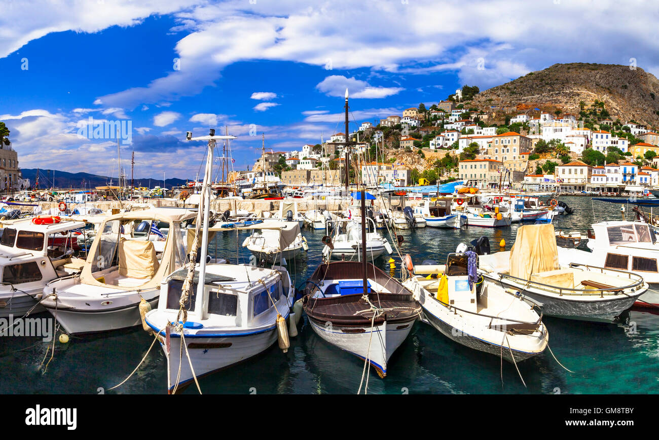 Bellissime isole Greche - Hydra, visualizzare con i tradizionali barche da pesca Foto Stock