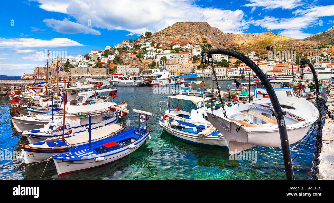 Traditioanal pittorica isole Greche - Hydra, visualizzare con i tradizionali barche da pesca Foto Stock