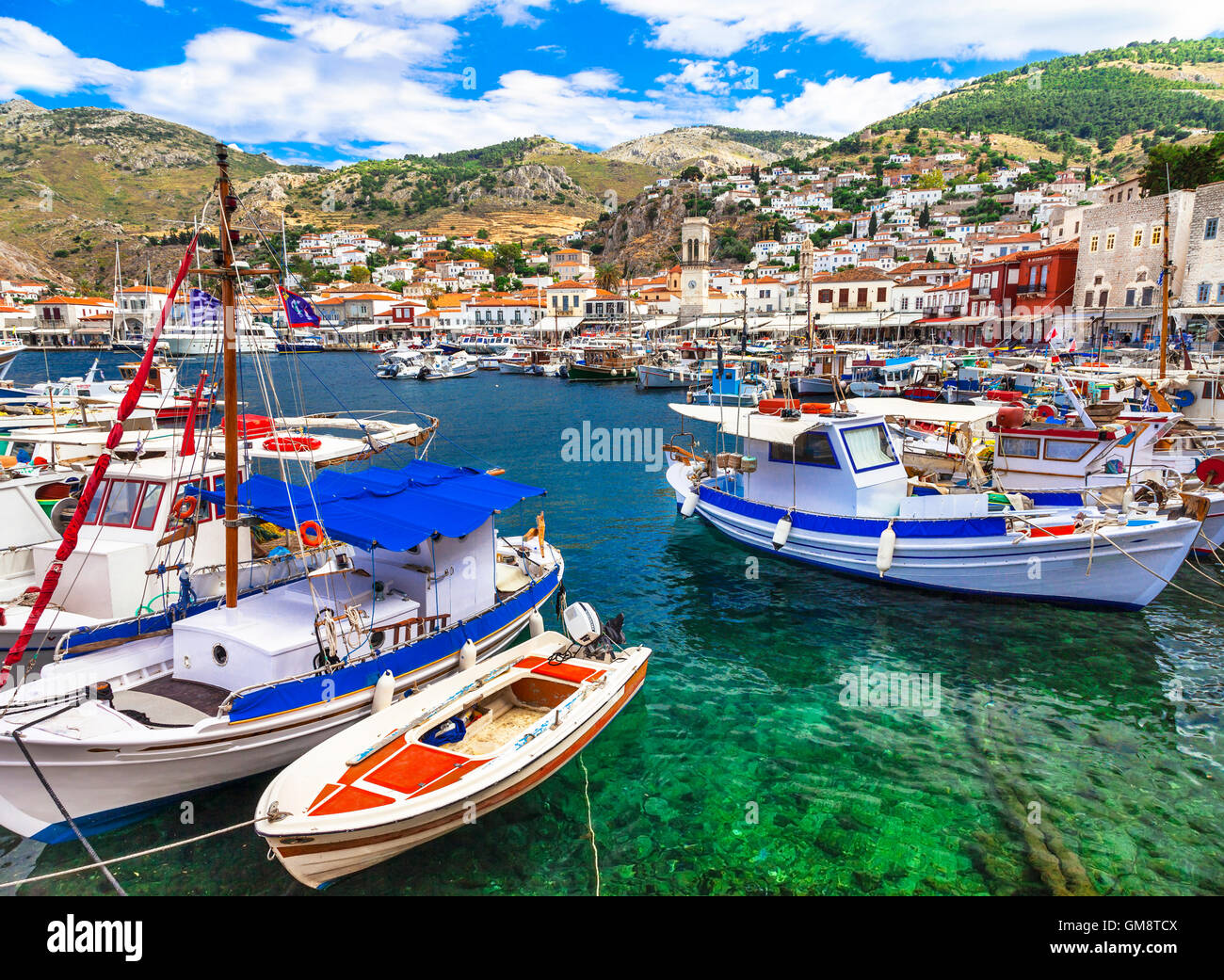 Pittorica isole Greche - Hydra, visualizzare con i tradizionali barche da pesca Foto Stock
