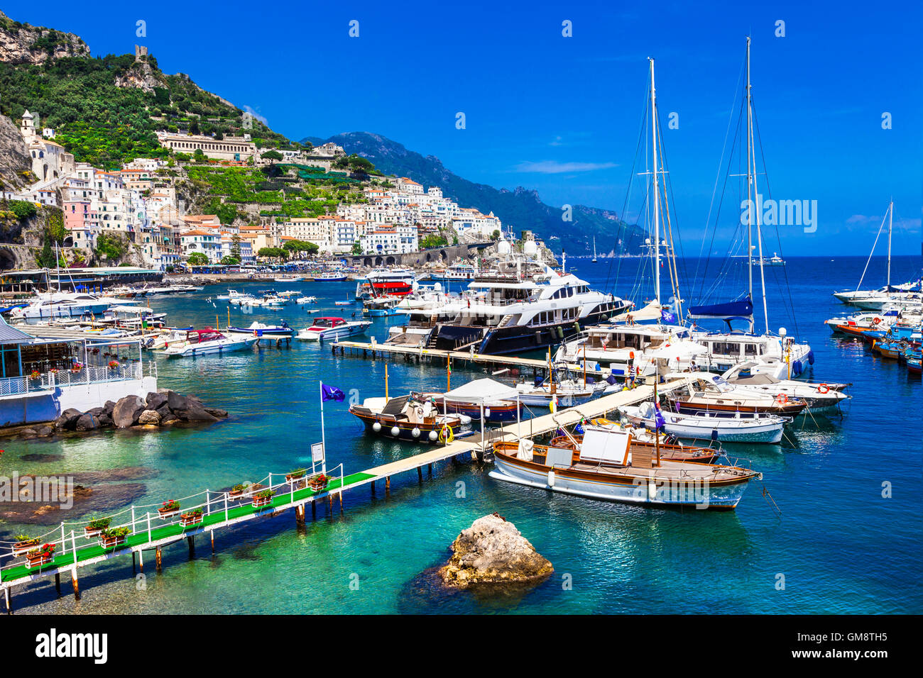 Pittorica costa di Amalfi - vista con le barche a vela, Italia Foto Stock