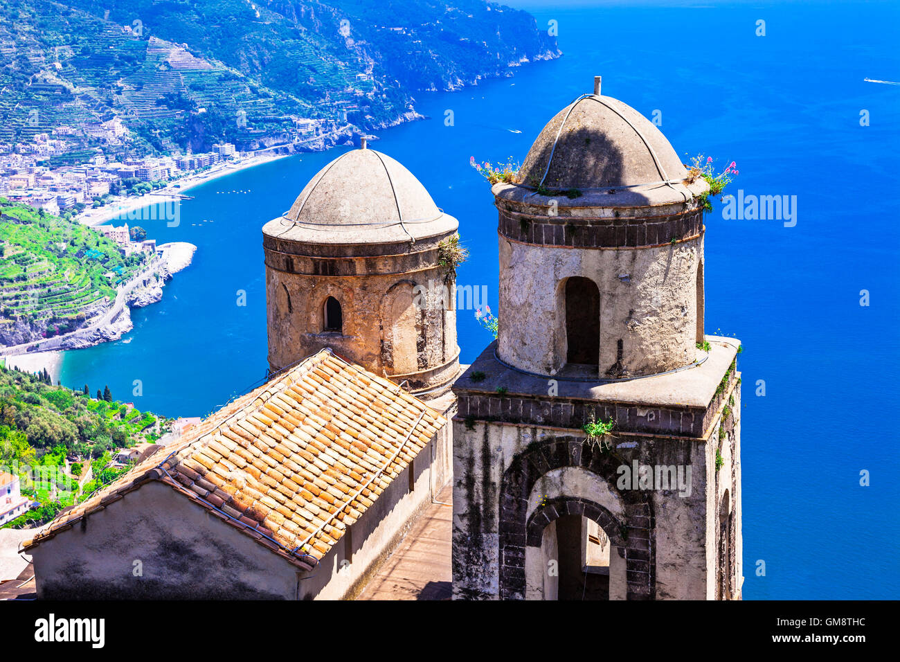 Scenic Costiera Amalfitana - famoso Ravello con chiesa anciet Foto Stock
