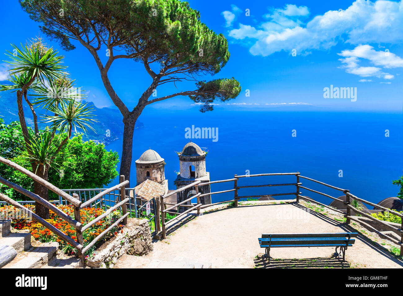 Scenic Costiera Amalfitana - famoso Ravello con chiesa anciet Foto Stock