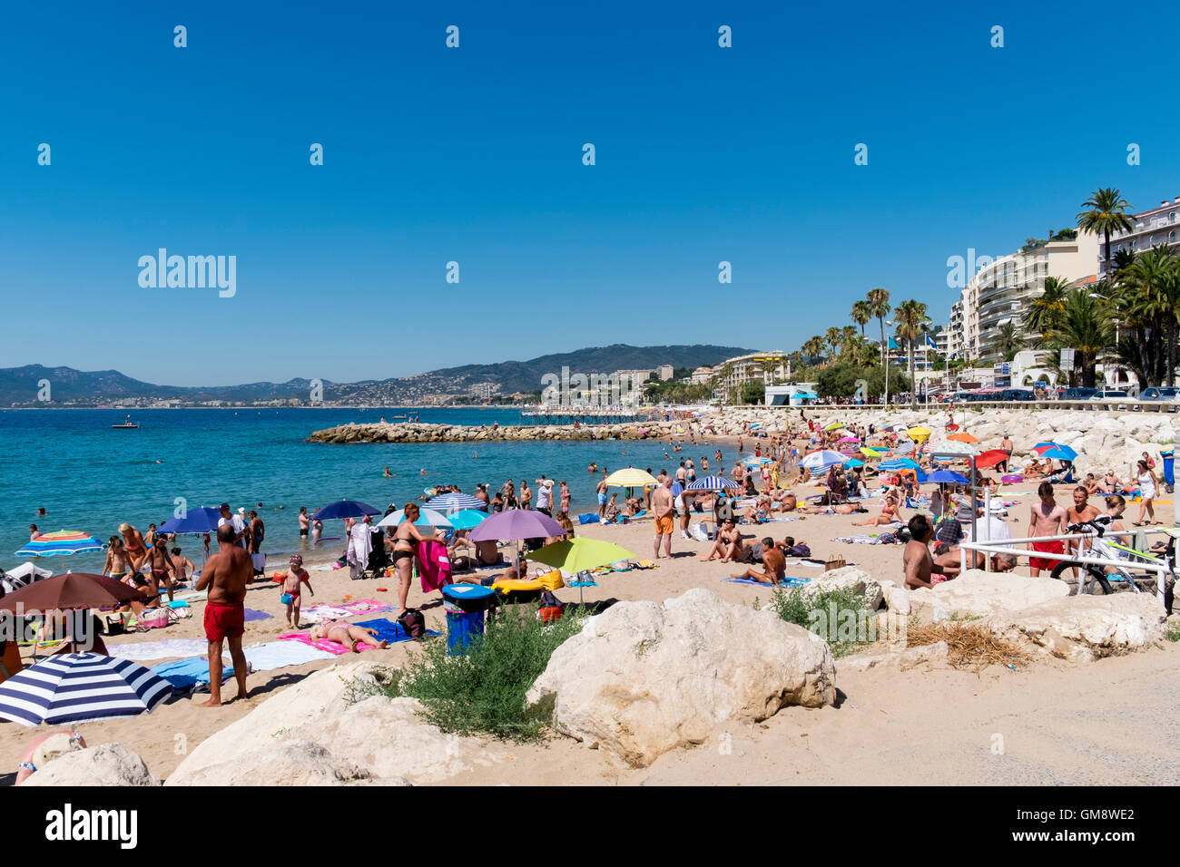 Spiaggia a Cannes con i bagnanti in estate, Cote d'Azur, Provenza, Francia Foto Stock