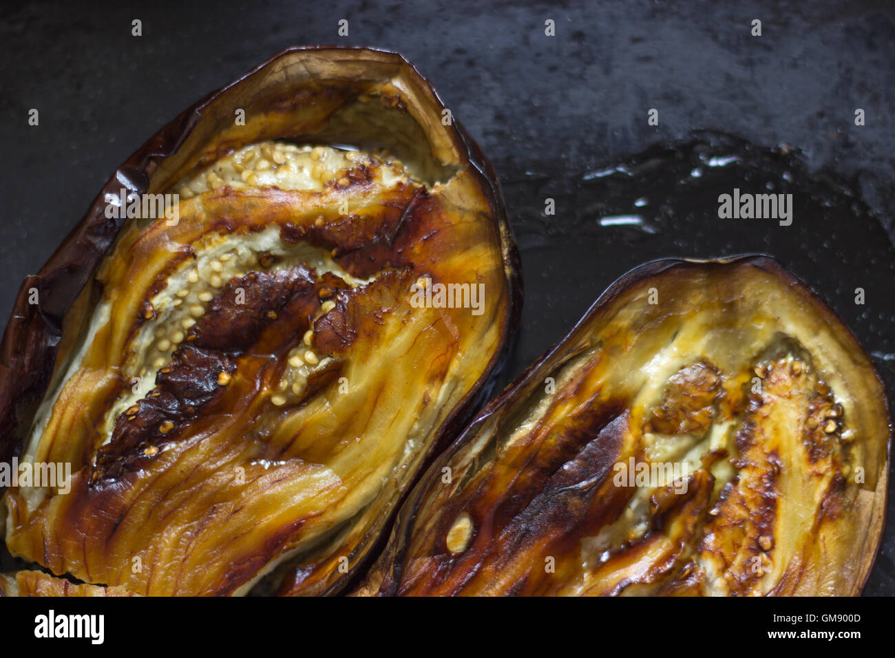 Piano di melanzane cotte nel forno, preparato per insalata Foto Stock