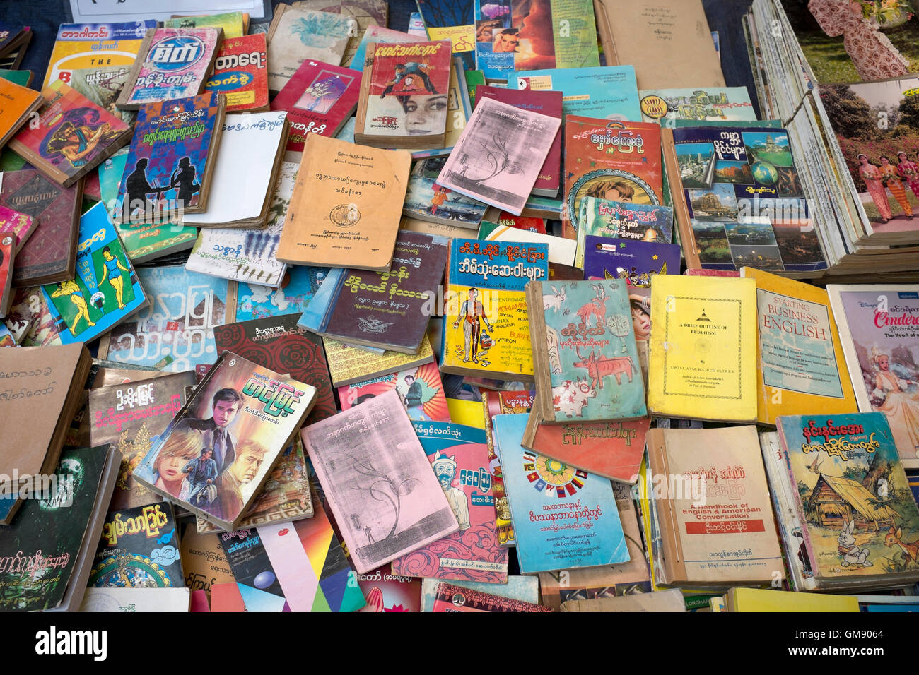 Libro di anticaglie stallo a Street Market Yangon Myanmar Foto Stock