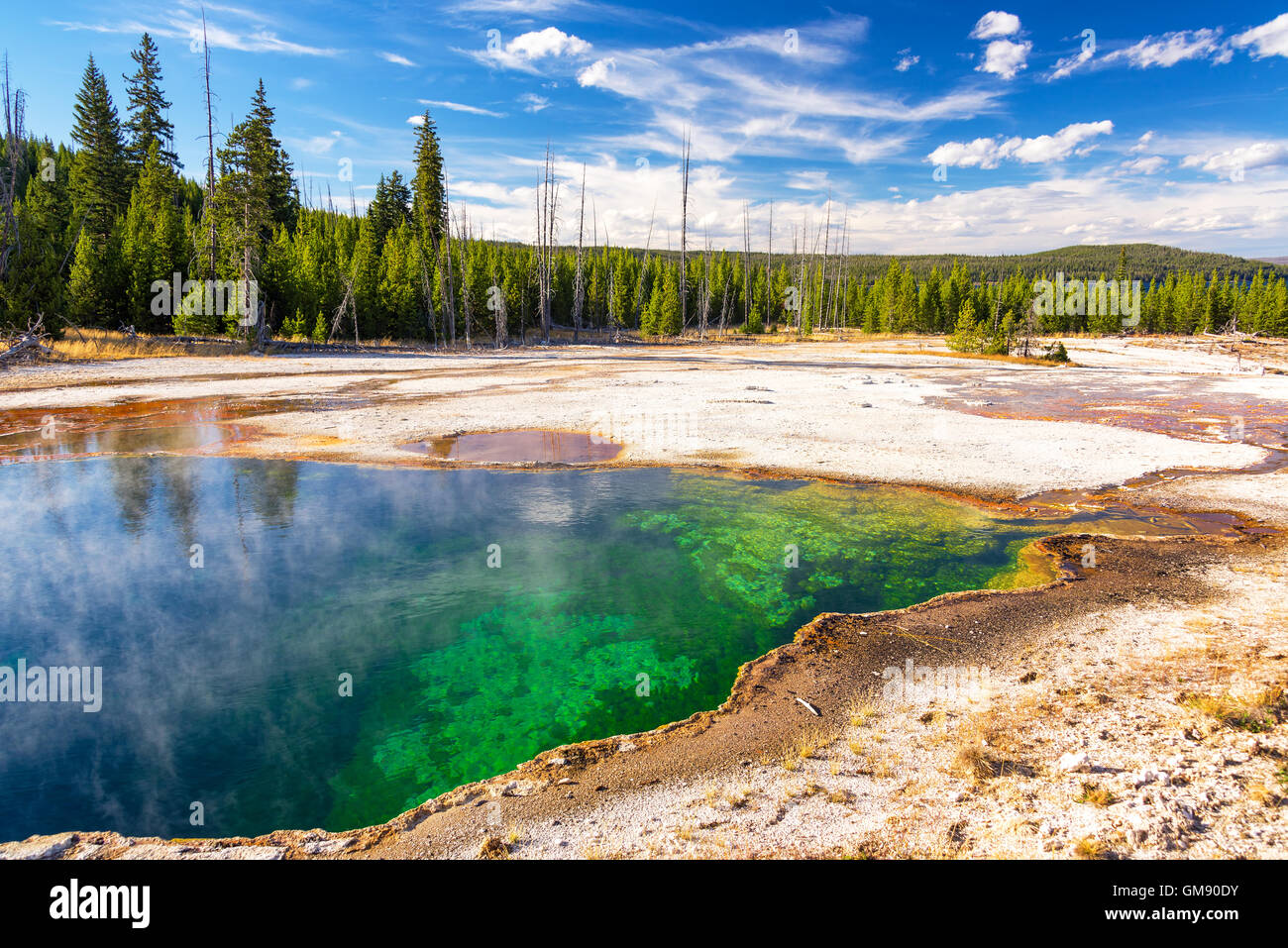 Abisso colorato in piscina nel West Thumb Geyser Basin nel Parco Nazionale di Yellowstone Foto Stock