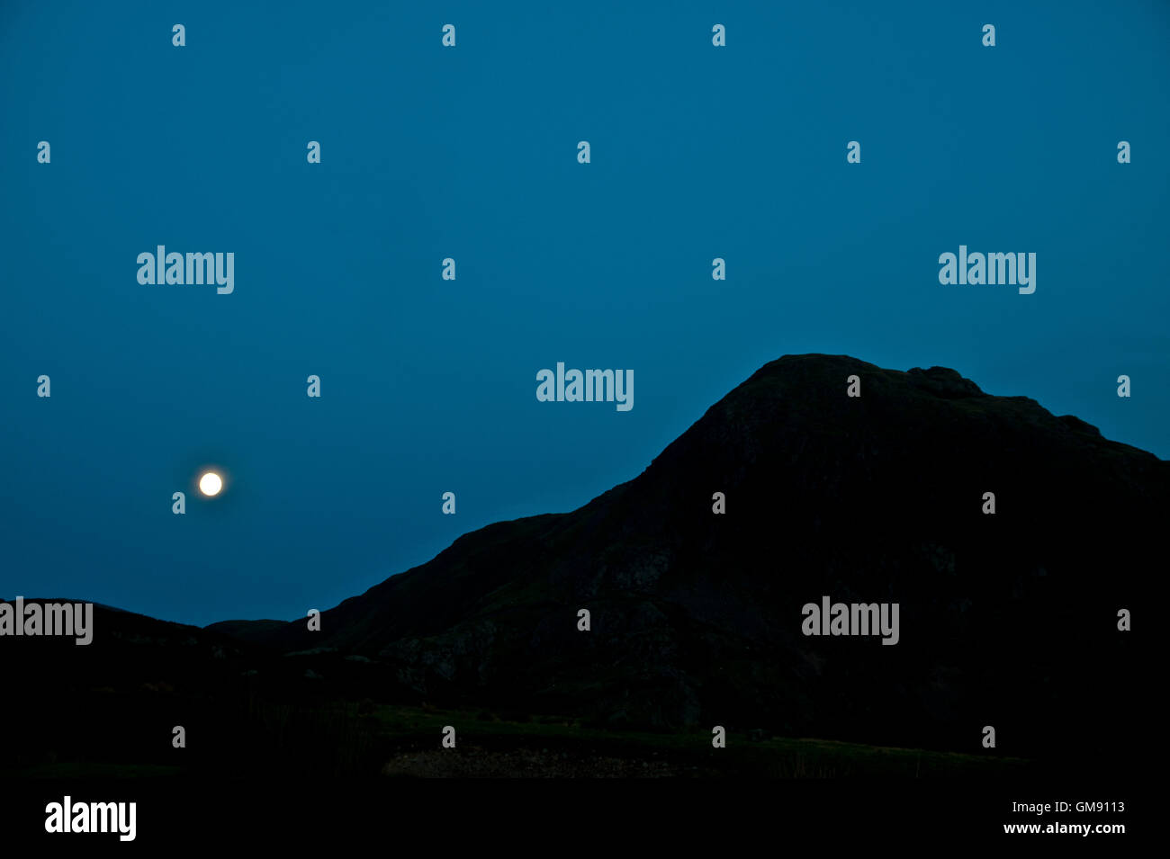 Luna crescente sulla montagna nel Lake District, Cumbria, England, Regno Unito Foto Stock