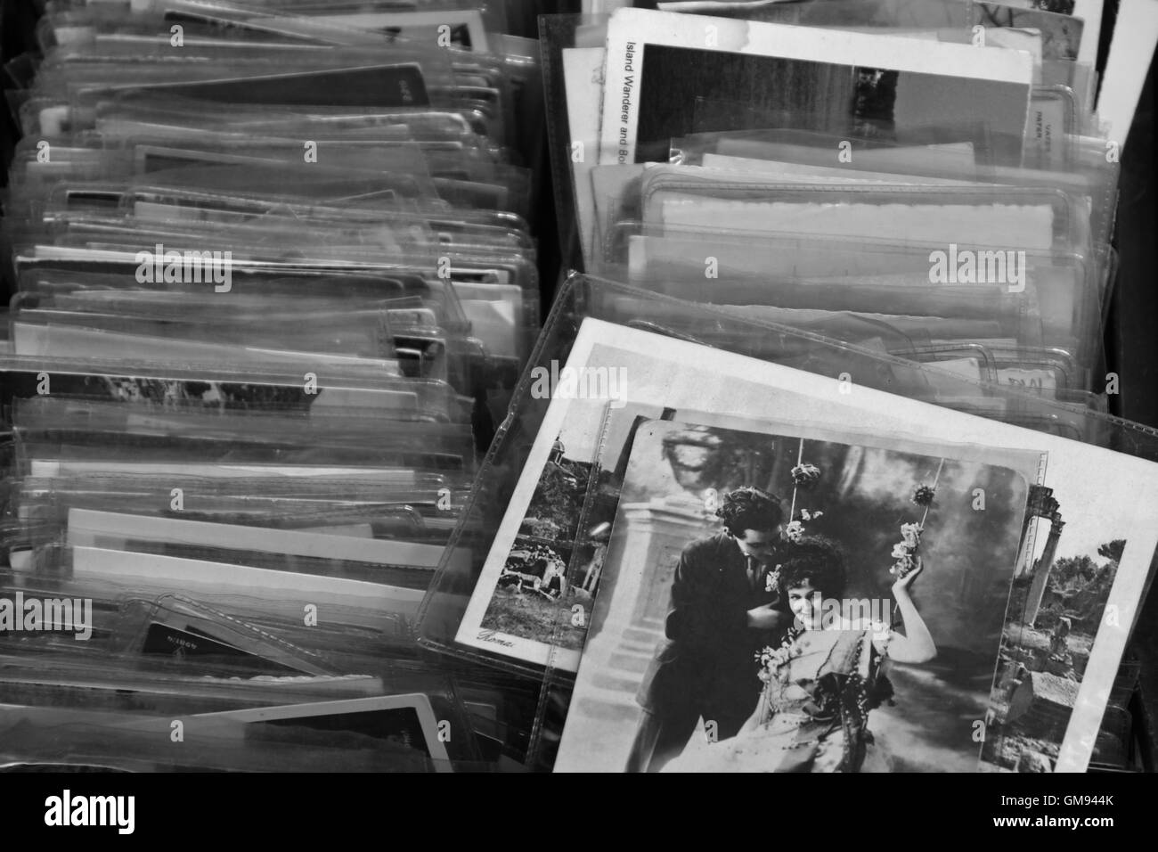 Vecchie foto e vintage stampe formato cartolina per la vendita al mercato delle pulci. In bianco e nero. Foto Stock