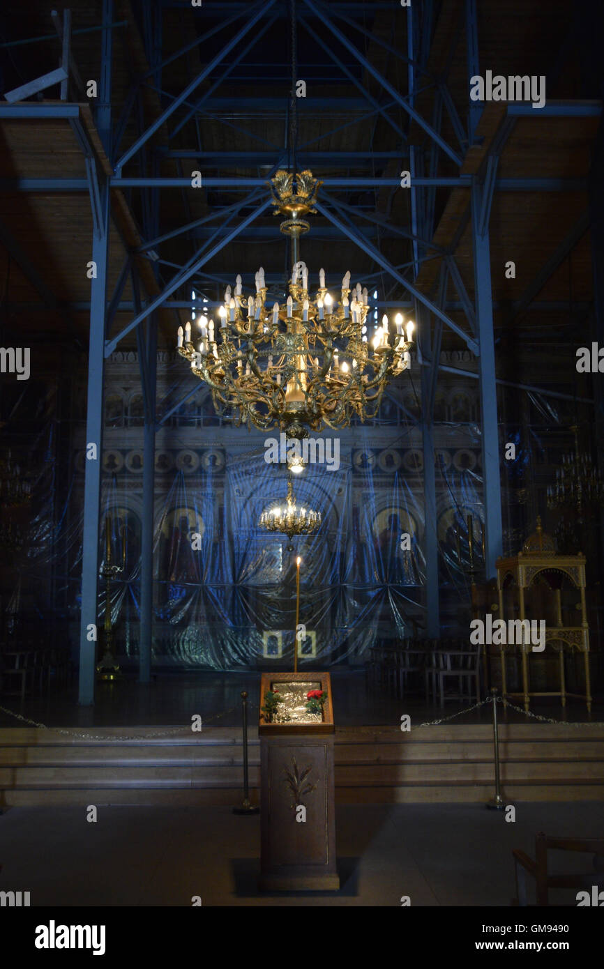 Impalcatura in chiesa interno e altare con arte religiosa icone rivestito in materiale plastico durante le riparazioni. Foto Stock