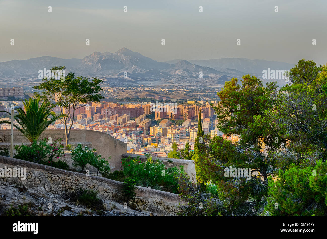 Bellissimo tramonto rossastro luce recante sulla città di Alicante e le montagne, Spagna Foto Stock