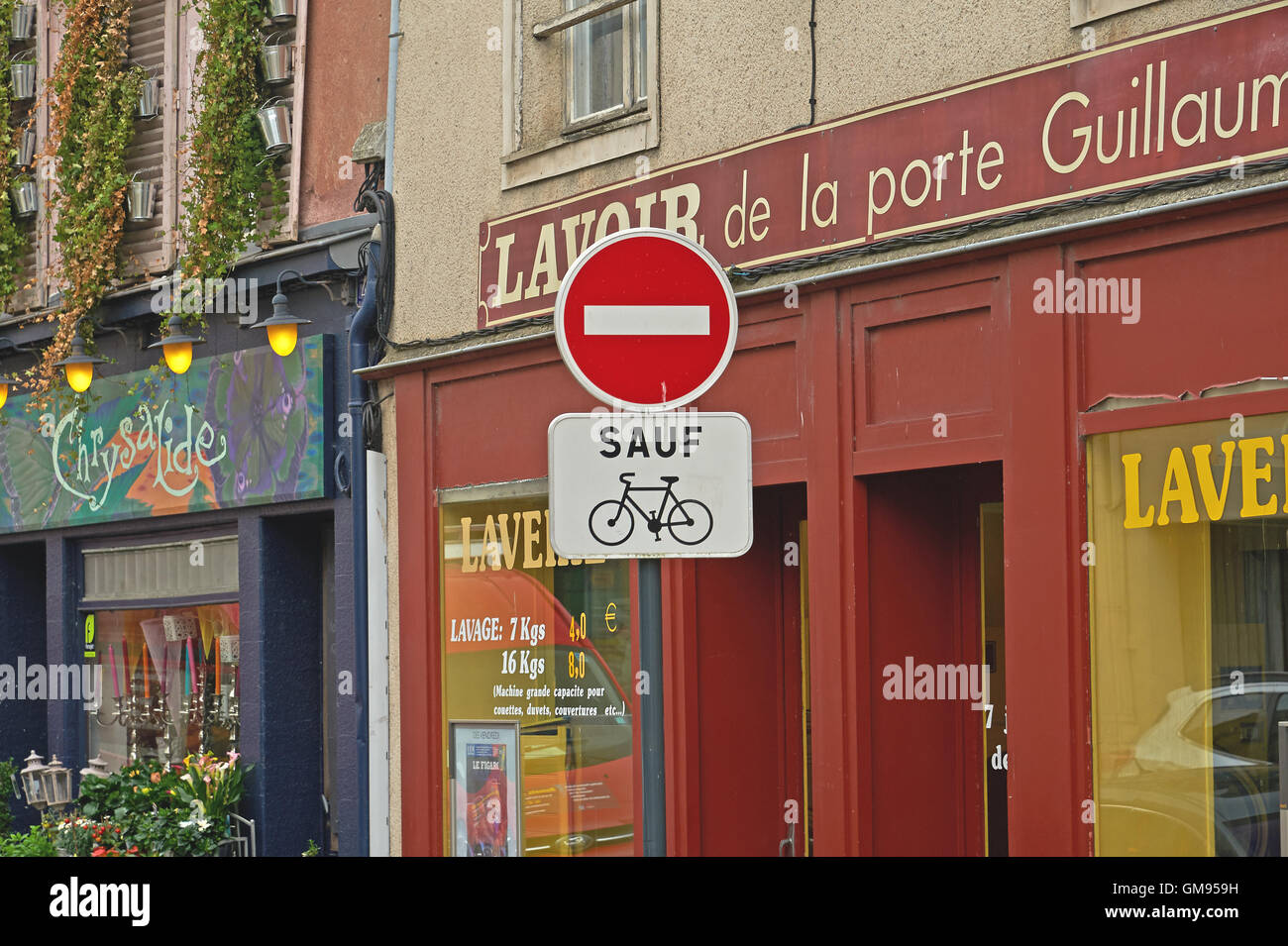Nessuna voce cartello stradale con permesso di ciclismo nel centro di Chartres Foto Stock