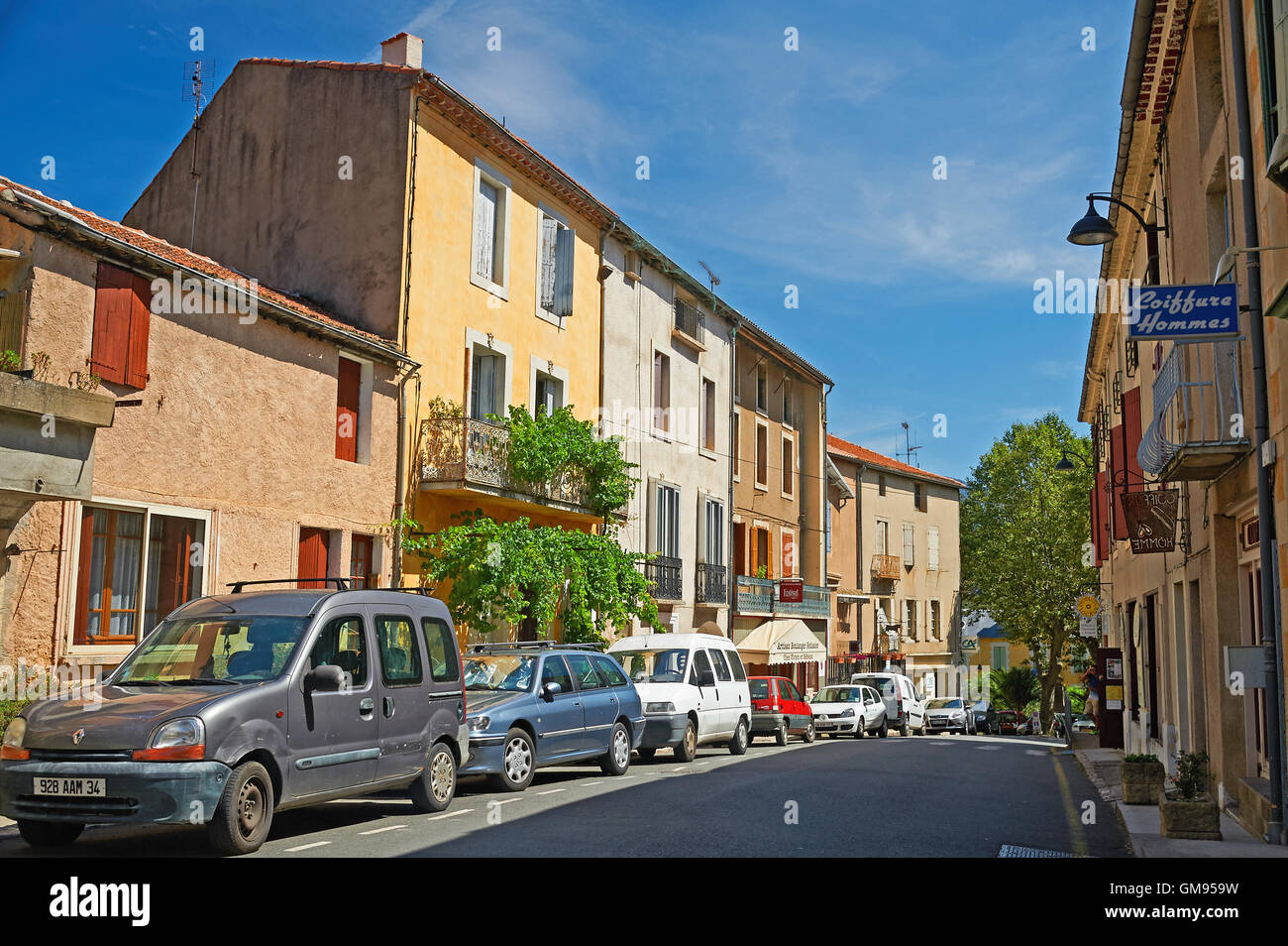 Scena di strada nel villaggio francese di olargues nel Herault area del Languedoc Roussillon. Foto Stock