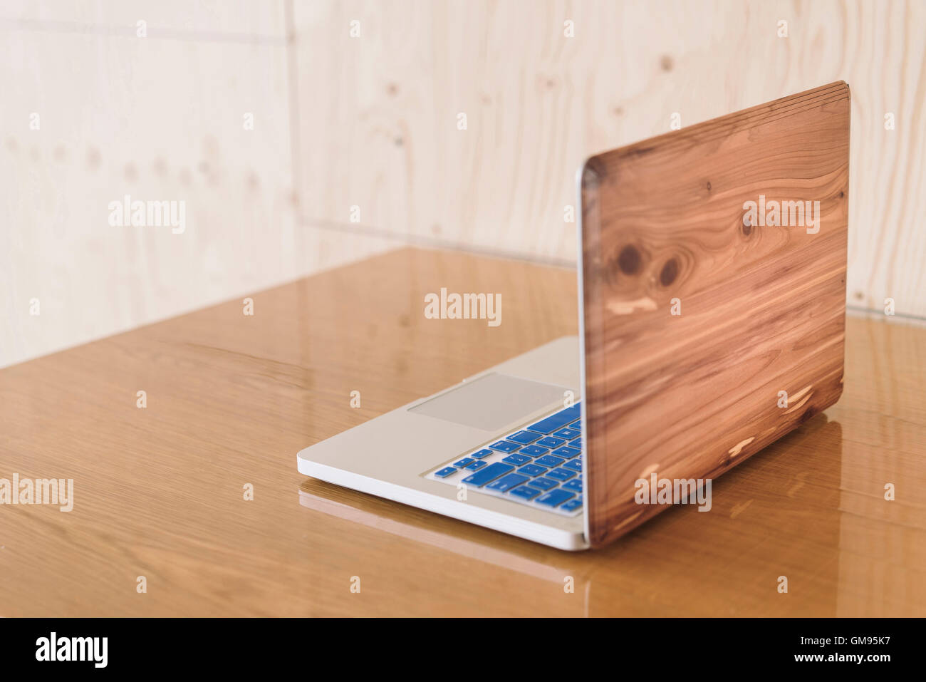 Laptop in legno sulla scrivania Foto Stock