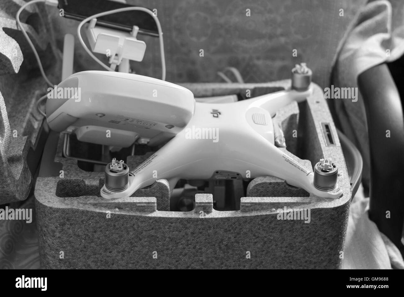 Russia, Poltavskaya village - 1 Maggio 2016: Quadrocopters DJI Phantom 4 nella propria custodia aperta. Disimballare il nuovo quadrocopter Foto Stock