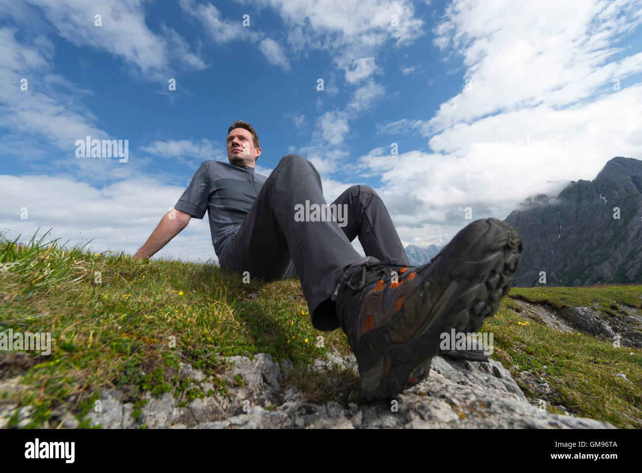 Austria, Tirolo, escursionista seduta, escursionismo scarpa Foto Stock