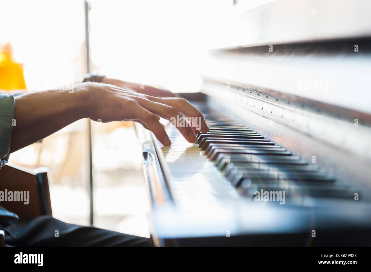 Close-up di uomo suonare il pianoforte Foto Stock