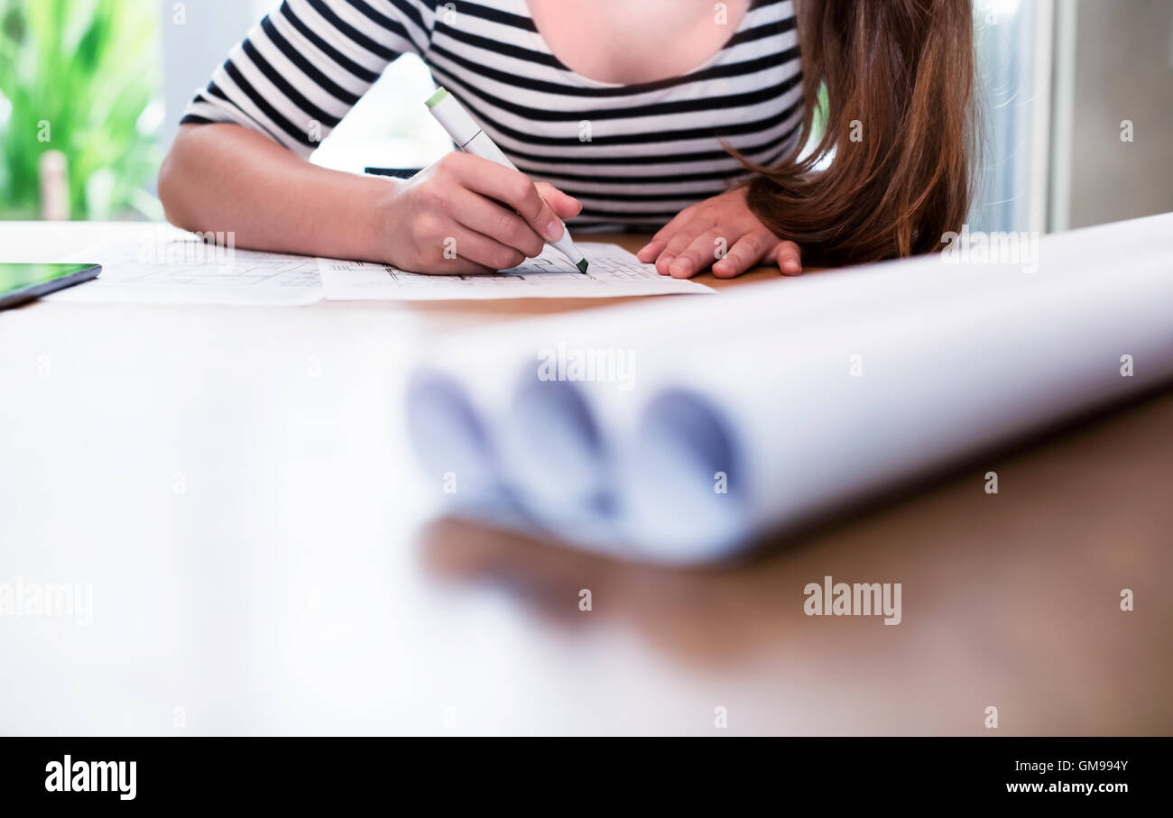 Close-up di donna che lavorano sul piano di costruzione Foto Stock