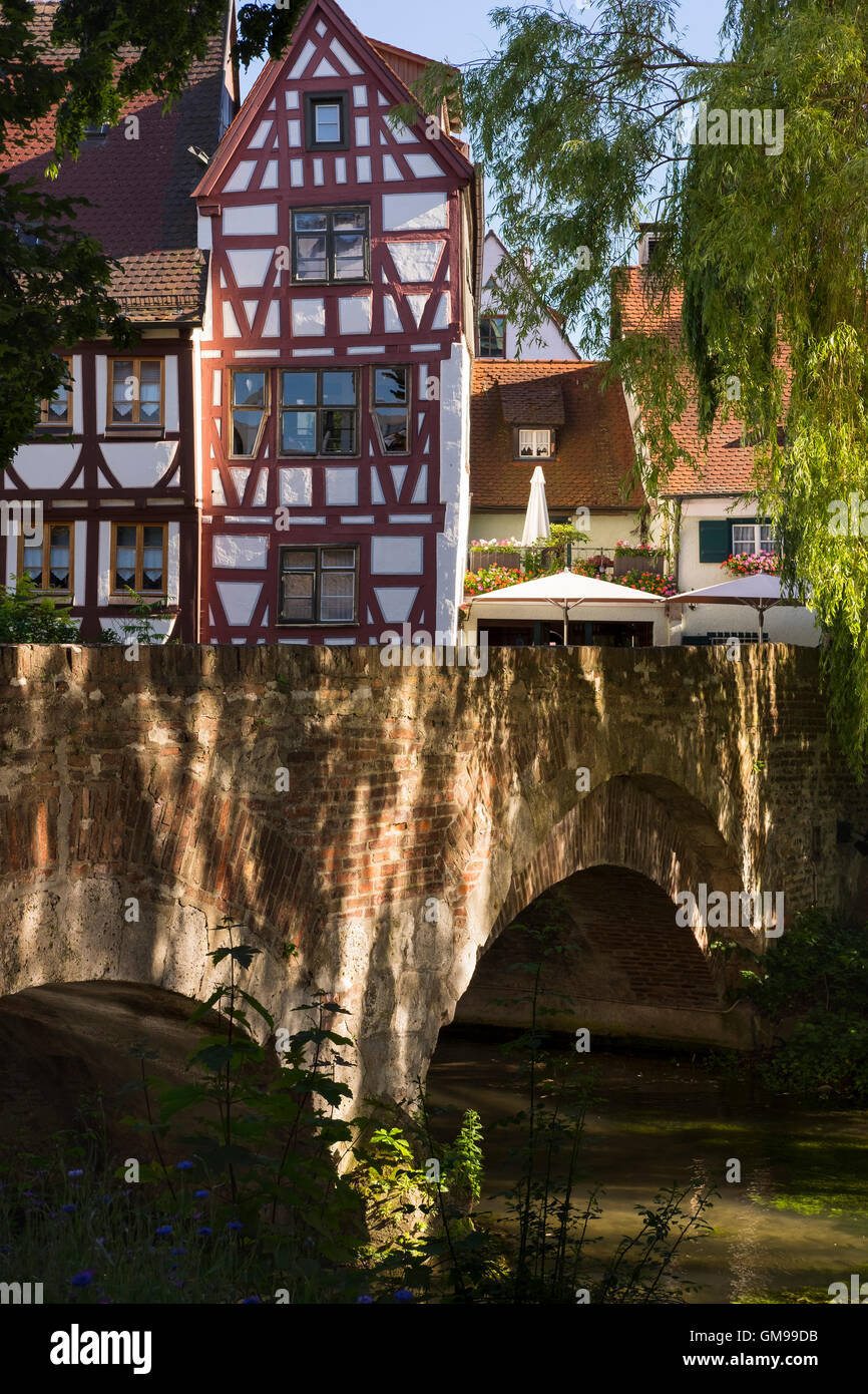 Germania Baden-Wuerttemberg, Svevia, Alta Svevia, Ulm, Fischerviertel, casa in legno e muratura e ponte Foto Stock