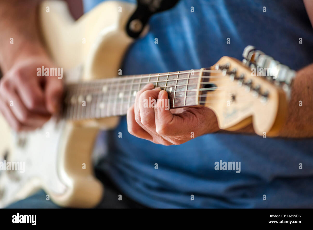Close-up di uomo a suonare la chitarra Foto Stock