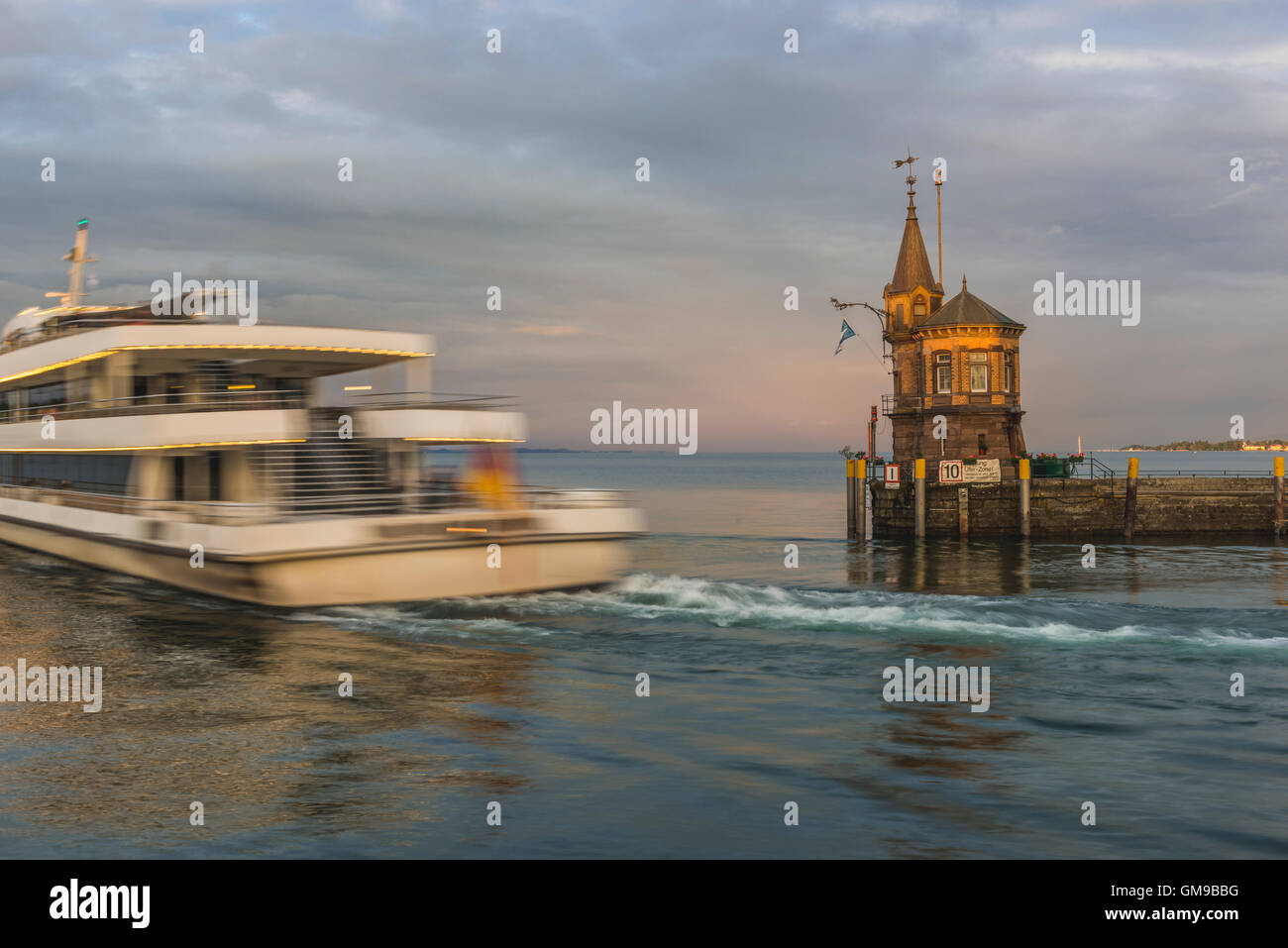 Germania, Costanza, imbarcazione turistica che lascia il porto Foto Stock