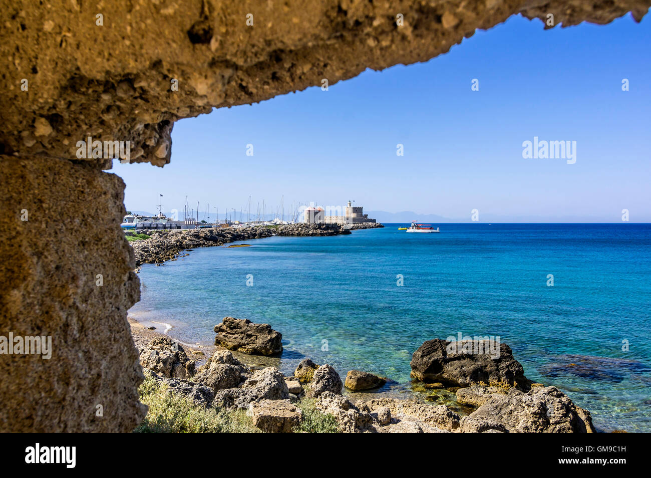 La Grecia, Rodi, mole di Mandraki harbour con mulini a vento Foto Stock