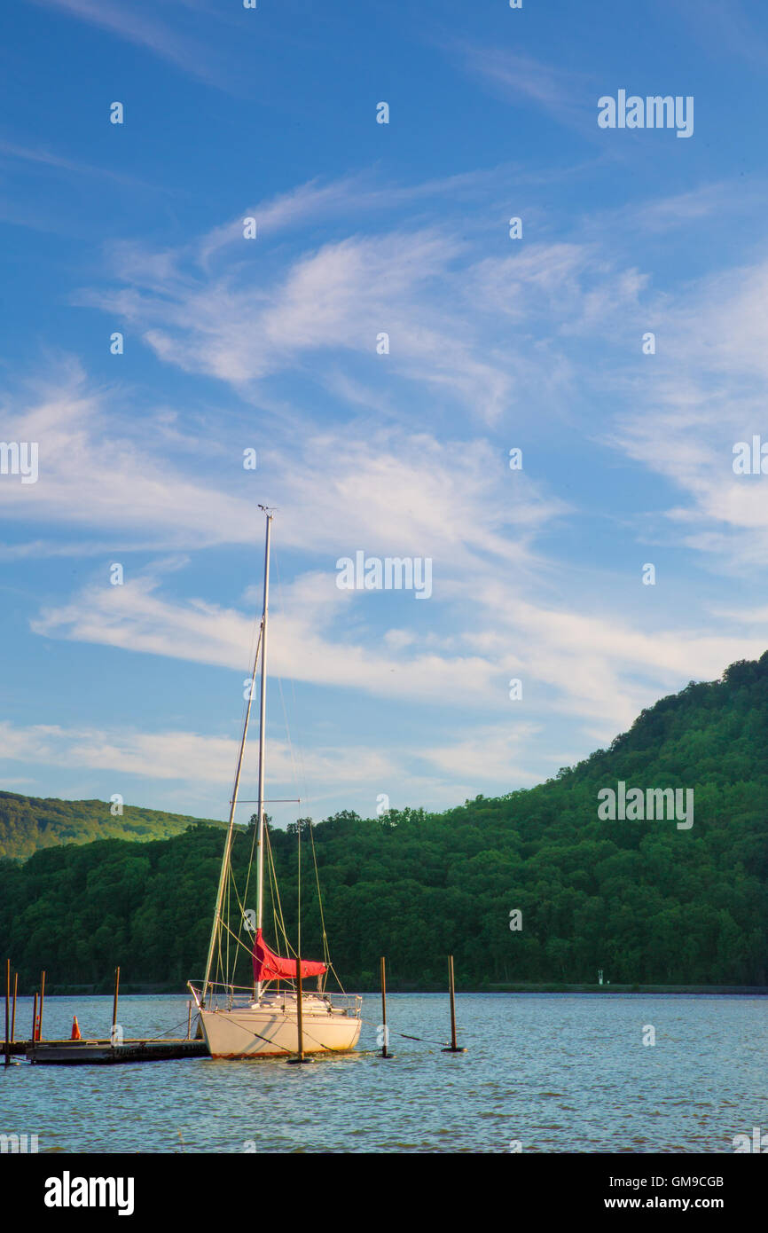 Vista di Hudson Valley nello Stato di New York con barche sul fiume Hudson e sulle montagne sullo sfondo Foto Stock