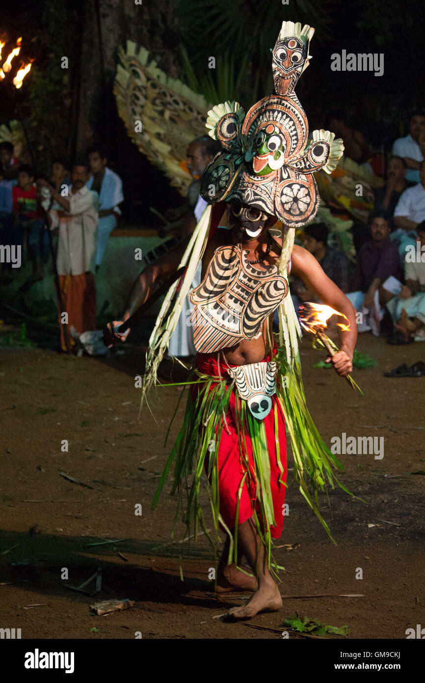 Padayani- tradizionale danza folk e arte rituale dalla porzione centrale dello stato indiano del Kerala. Foto Stock