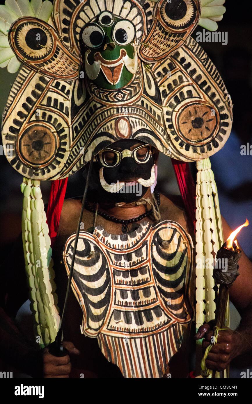 Padayani- tradizionale danza folk e arte rituale dalla porzione centrale dello stato indiano del Kerala. Foto Stock