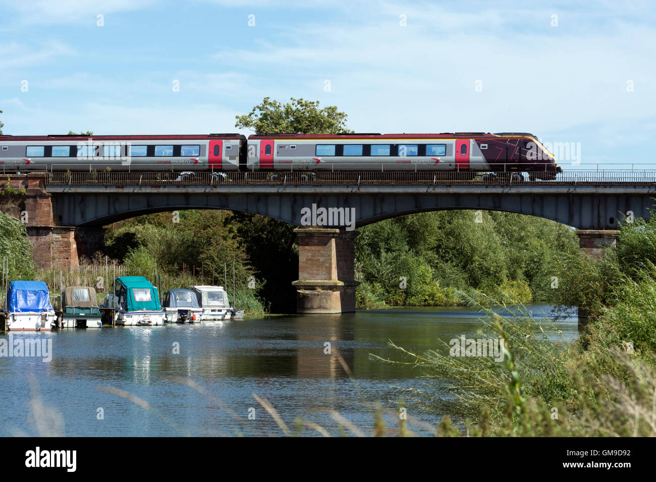 Arriva CrossCountry Voyager treno che attraversa il fiume Avon a Eckington, Worcestershire, Inghilterra, Regno Unito Foto Stock