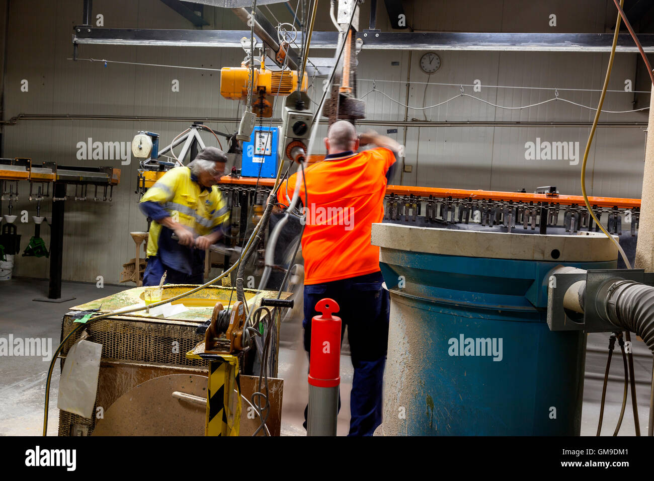 Lavoratori in fabbrica in un foundery Foto Stock