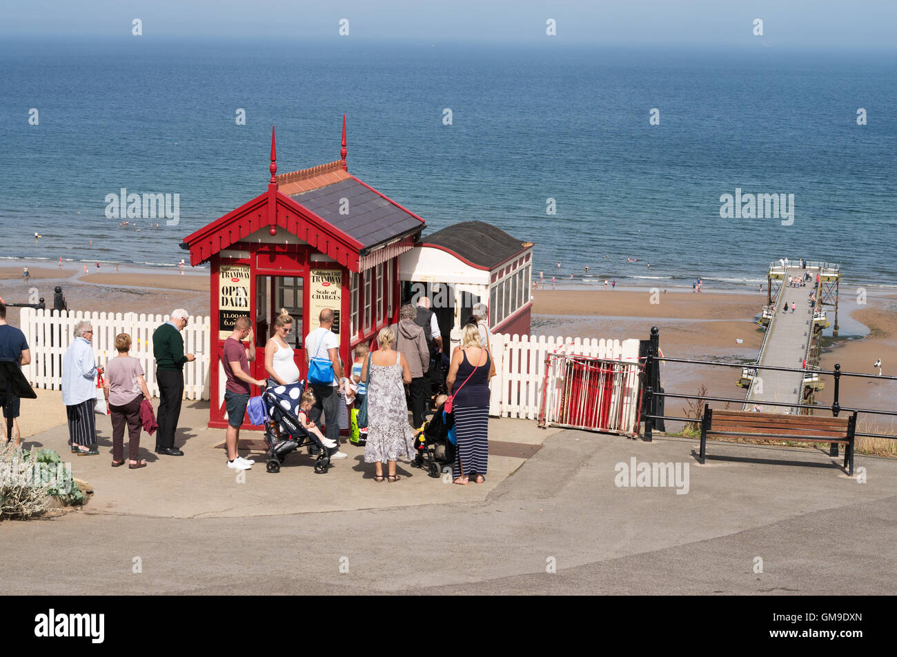 La gente in coda per utilizzare Saltburn dalla scogliera sul mare sollevare, North Yorkshire, Inghilterra, Regno Unito Foto Stock