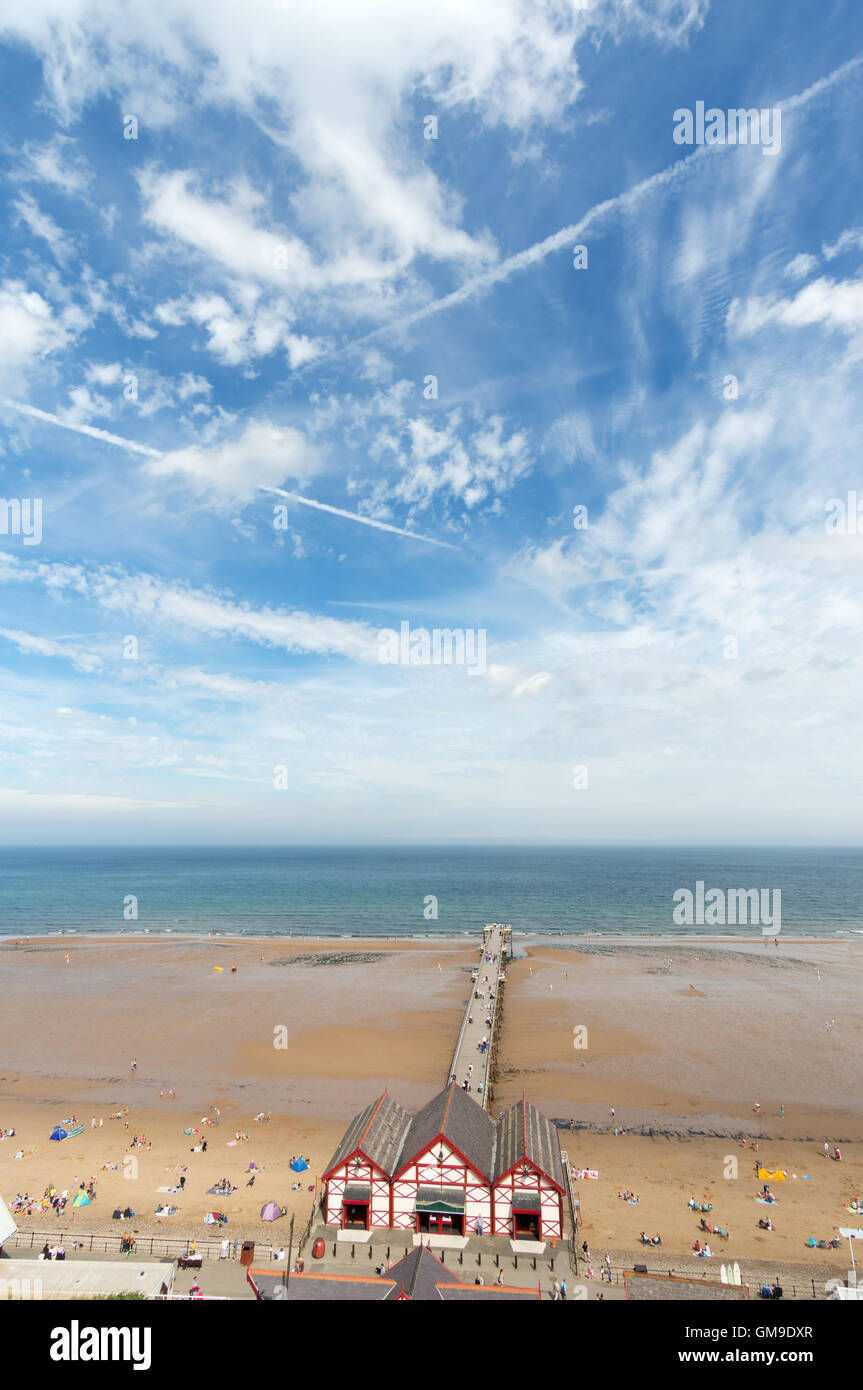 Ampio angolo di visione del Saltburn pier e la spiaggia sotto un cielo estivo, Saltburn dal mare, North Yorkshire, Inghilterra, Regno Unito Foto Stock