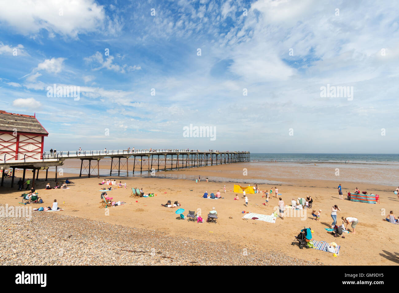 Per coloro che godono di un sole estivo, la spiaggia e il molo Saltburn dal mare, North Yorkshire, Inghilterra, Regno Unito Foto Stock