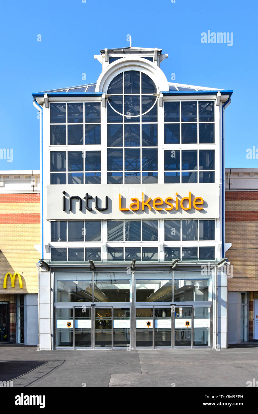 Proprietà Intu plc uno dei molti shopping mall ingressi al vasto Thurrock Lakeside piscina complesso per lo shopping in Essex England Regno Unito Foto Stock