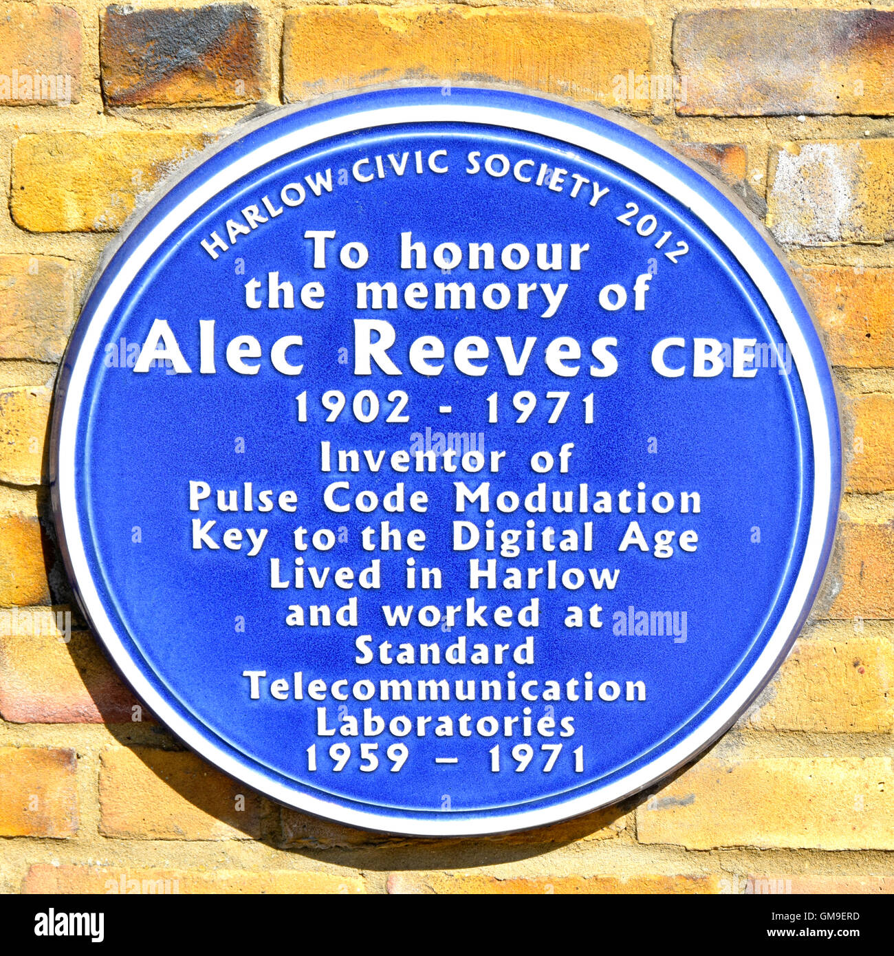 Targa blu su harlow essex Inghilterra centro civico municipio parete per onorare la memoria di Alec Reeves CBE che ha inventato la modulazione di codici di impulso Foto Stock