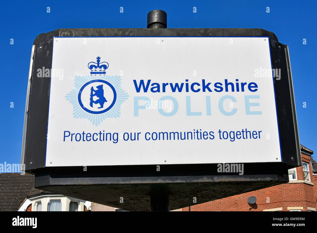 British Warwickshire Police constabulary segno logo fuori Rugby stazione di polizia slogan proteggere le nostre comunità insieme in Warwickshire Inghilterra Regno Unito Foto Stock