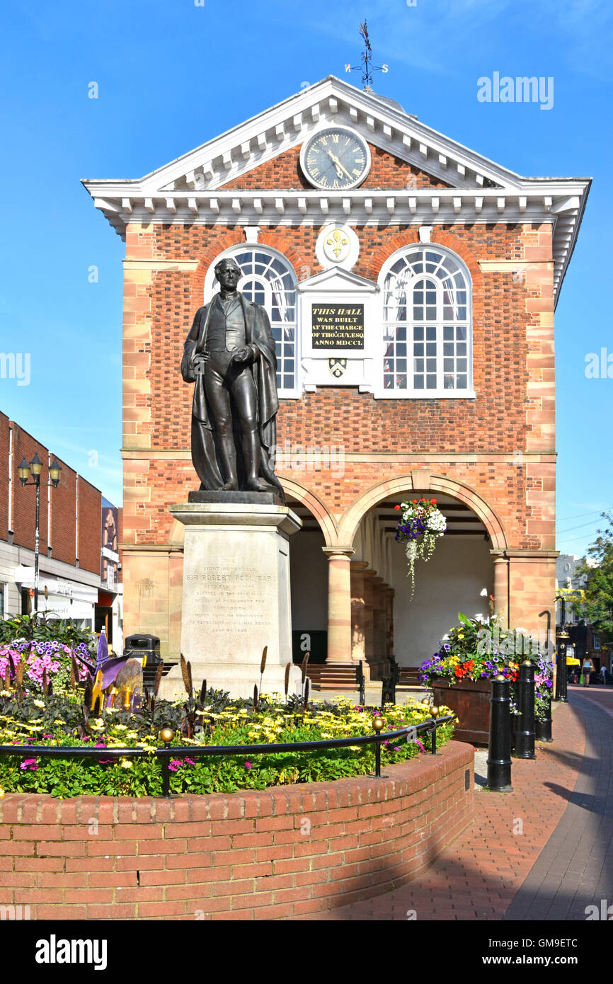 Tamworth Old Town Hall marketplace con la storica statua in bronzo di Sir Robert Peel fondatore della polizia di Londra e ex MP per Tamworth Foto Stock