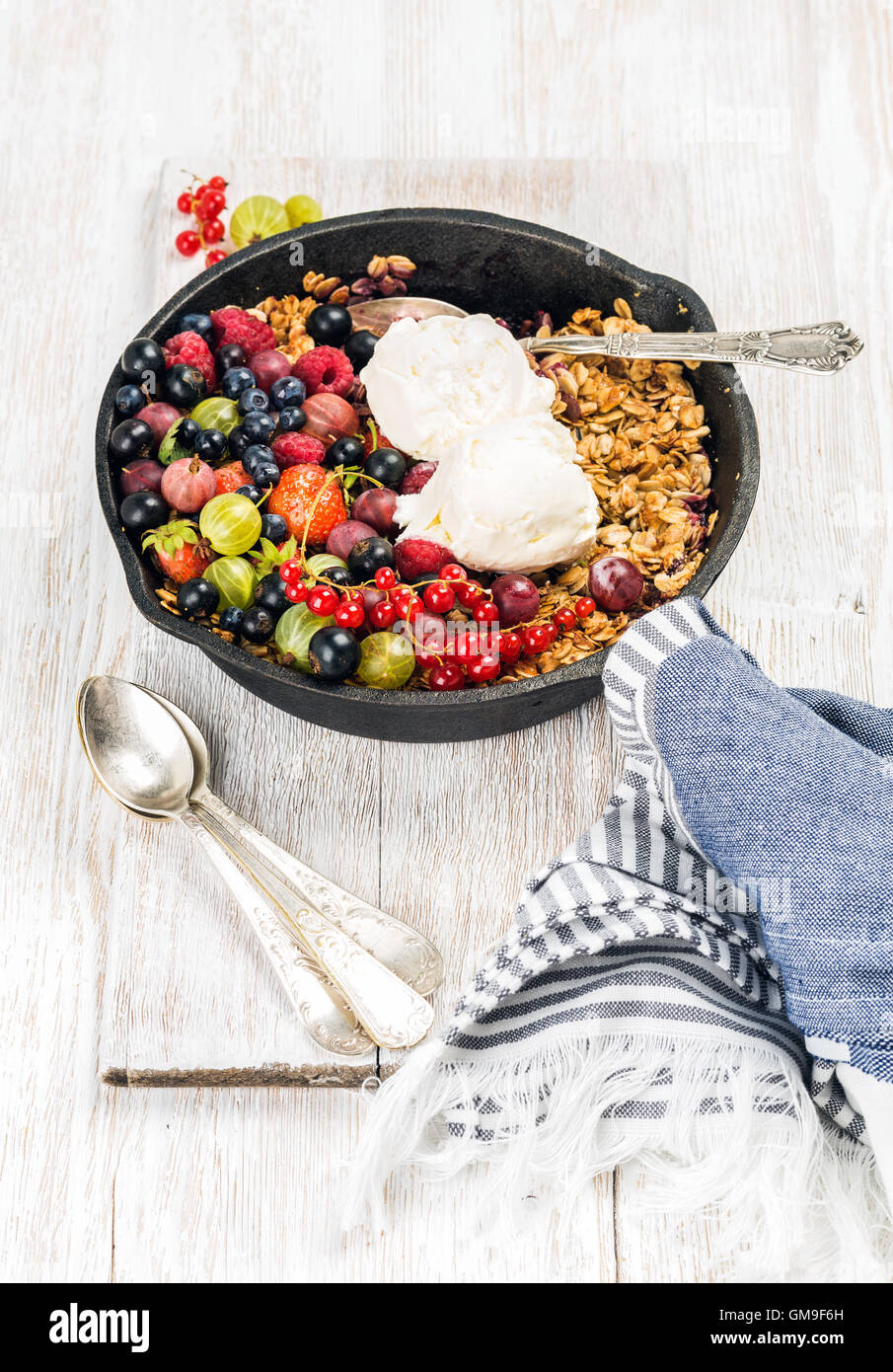 Oat granola crumble con frutti di bosco, semi e gelato Foto Stock
