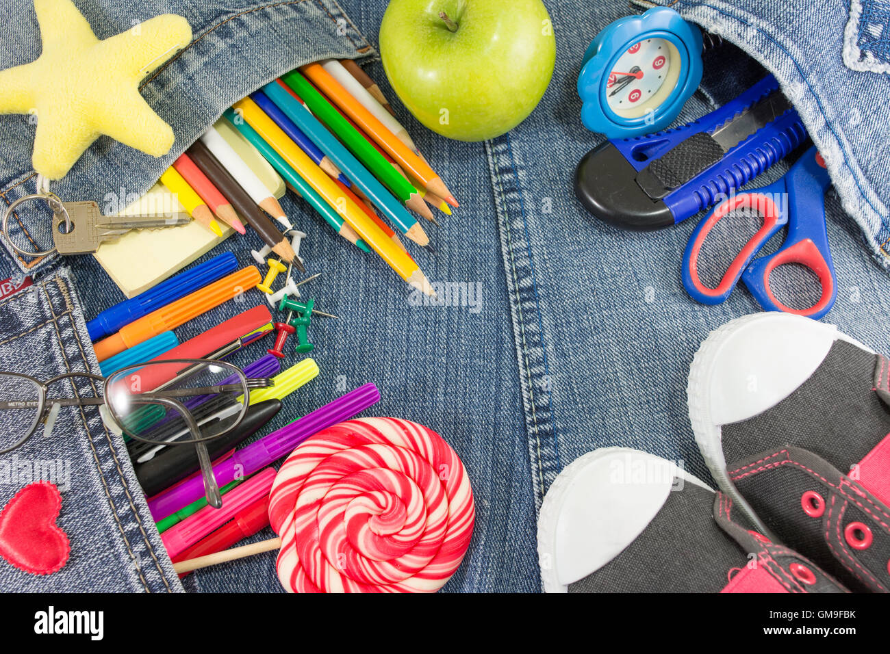 Creative oggetti di apprendimento su blue jeans per un nuovo anno scolastico Foto Stock