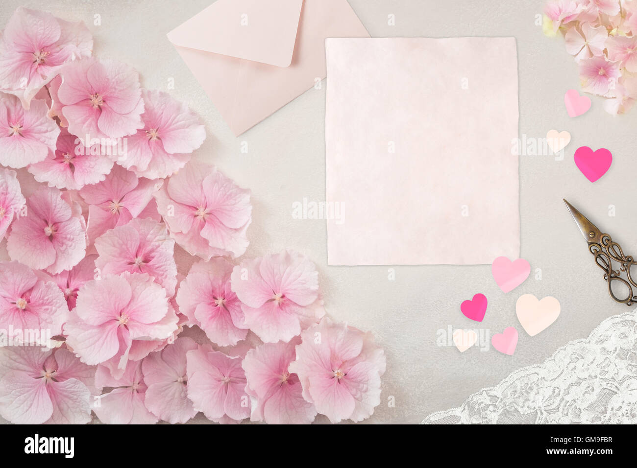 Piuttosto elegante Desktop, cartoleria Flatlay Mockup fotografia, con rosa pallido e notepaper busta Foto Stock
