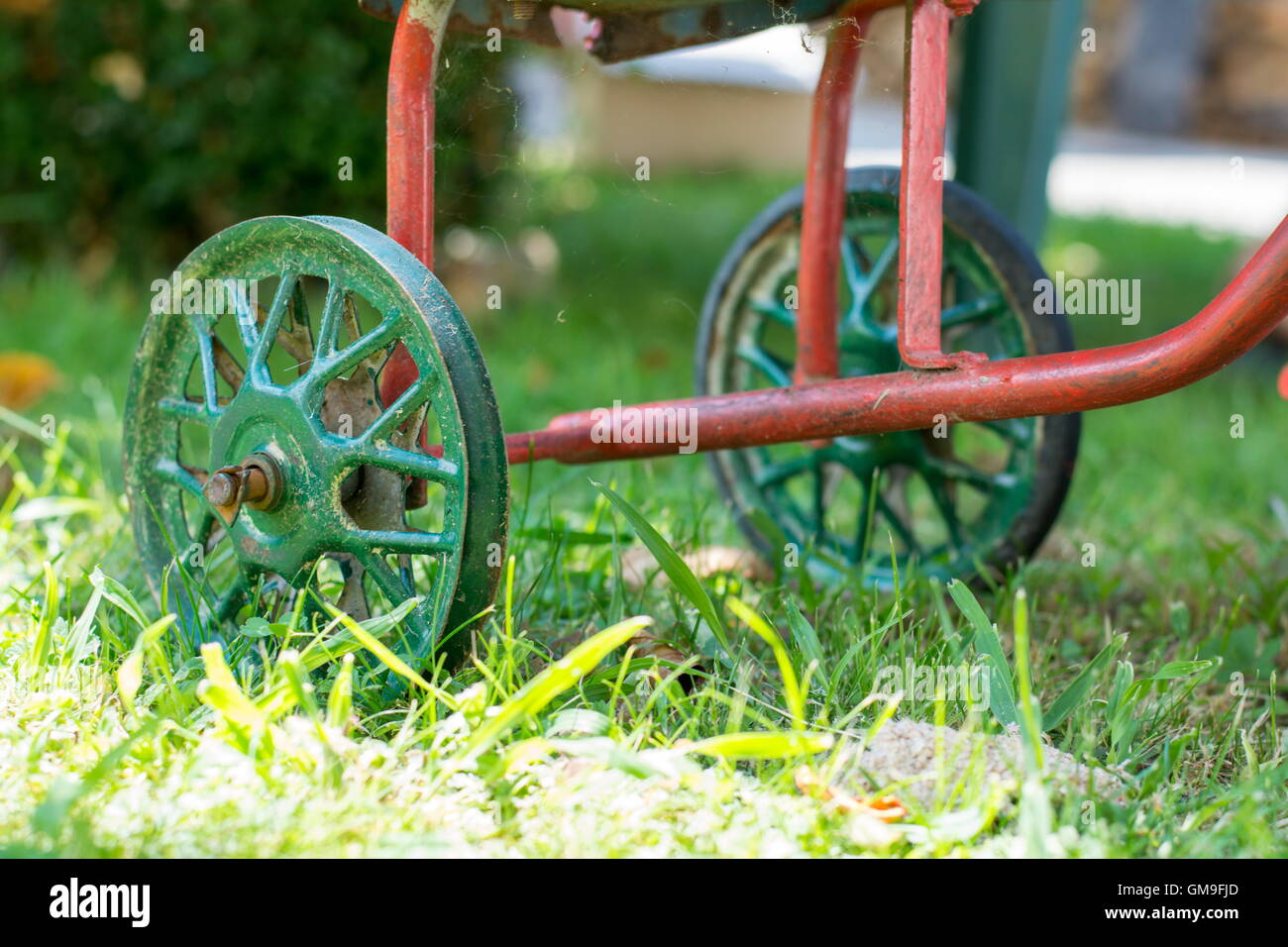 Ferro da stiro giocattolo decorazione di bicicletta in un giardino Foto Stock