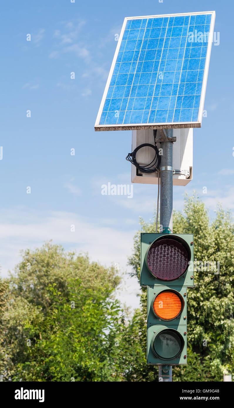 Il traffico su strada luce alimentato da energia elettrica generata da un pannello solare Foto Stock