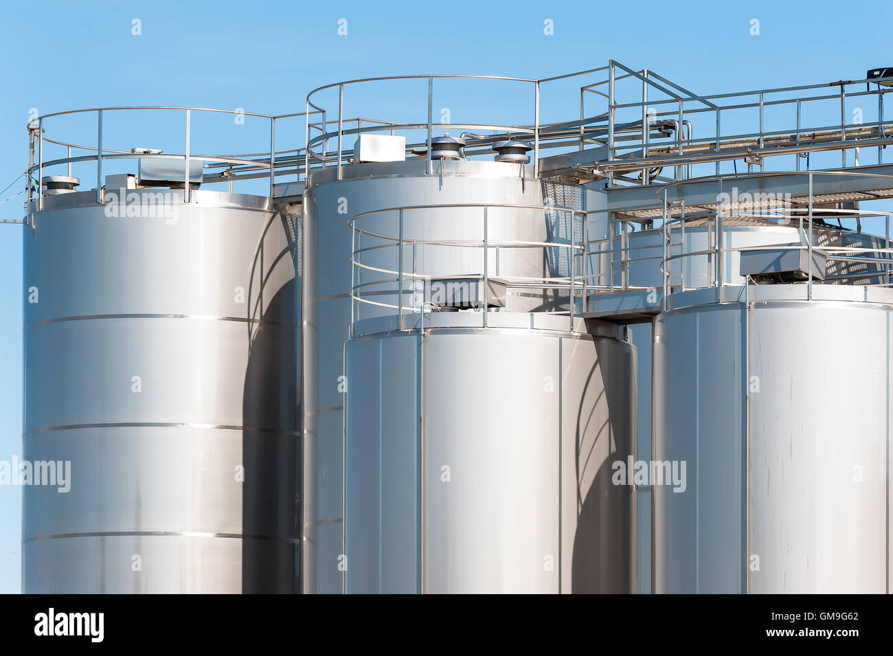 Acciaio inox silos . Per un'industria di trasformazione del latte Foto  stock - Alamy