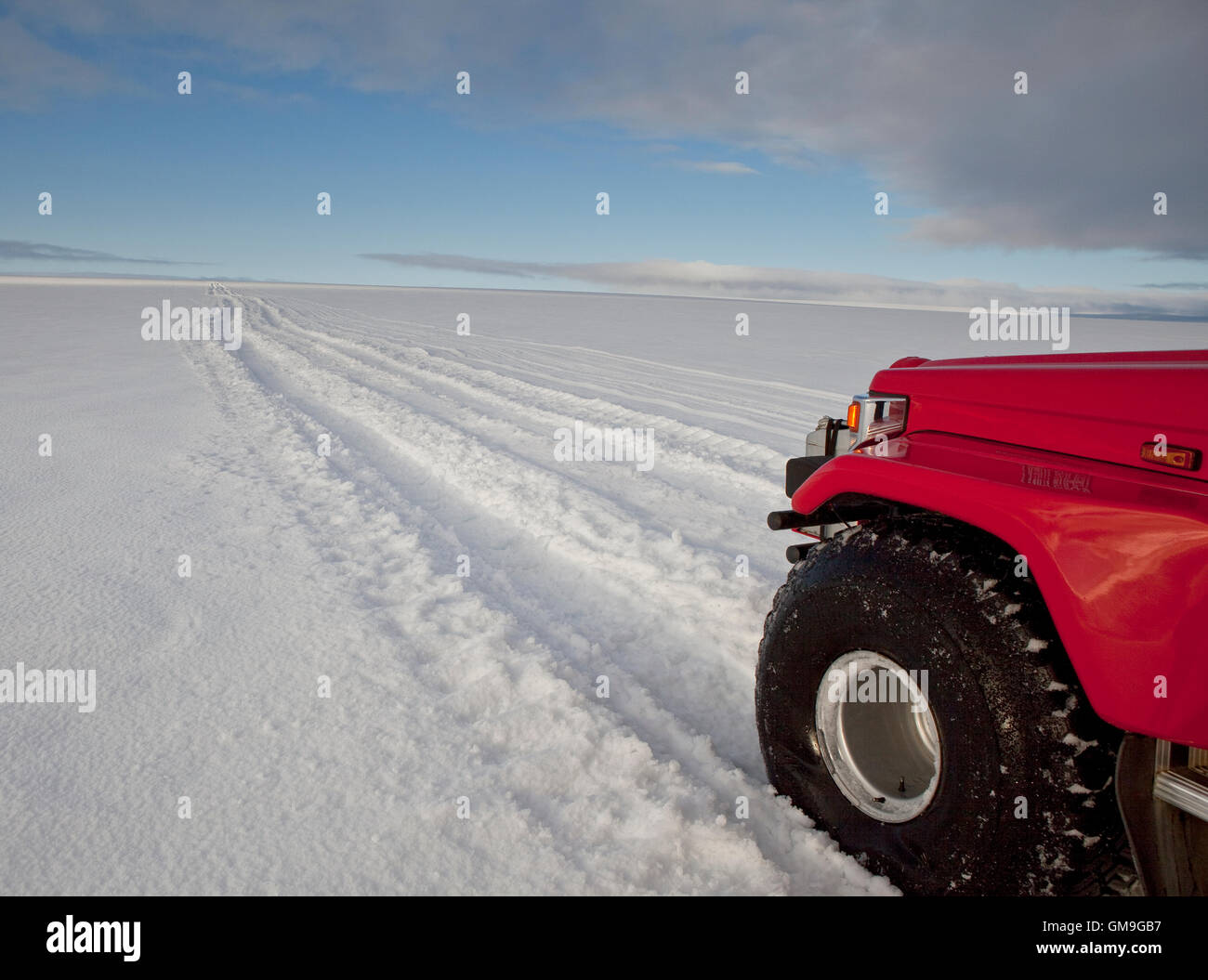 Jeep attraversando un ghiacciaio Vatnajokull calotta di ghiaccio, Islanda Foto Stock
