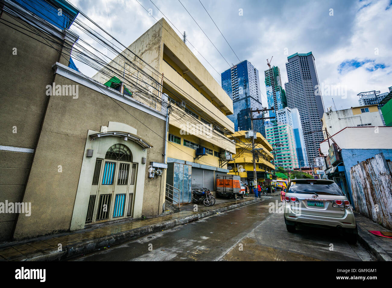 Edifici e street in Poblacion, Makati, Metro Manila nelle Filippine. Foto Stock