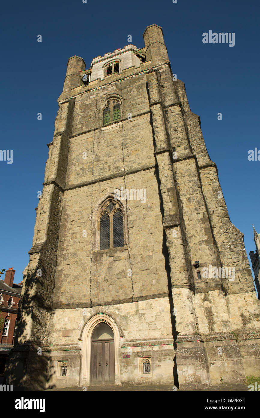 Canon Porta e free standing torre campanaria della cattedrale nel capoluogo di contea di Chichester West Sussex. Foto Stock